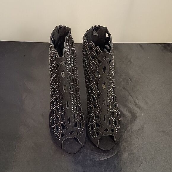 BRAND NEW FOREVER STUDDED CUT OUT DETAILS GLADIATOR SANDAL - Picture 4 of 16